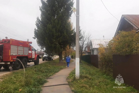 В Колобове средь бела дня загорелся частный дом